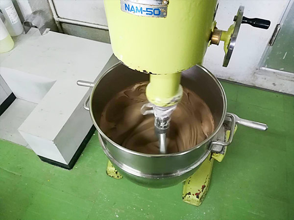 小麦粉・ラード・砂糖・各種フレーバーを入れミキサーで混ぜる