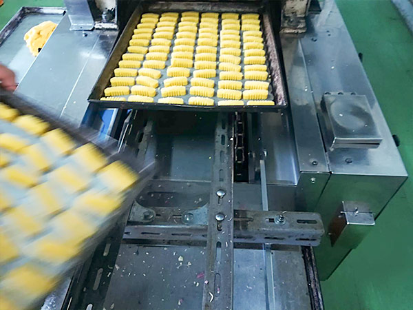 機械にて型抜き